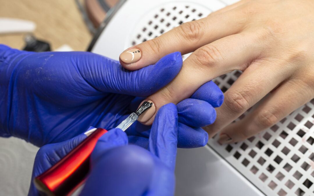 Manicure hybrydowy: poszczególne techniki i ich efekty