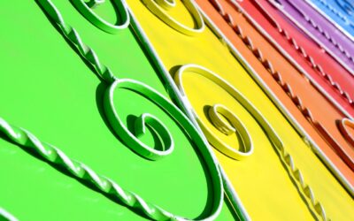 Balustrady, ogrodzenia, elewacje – jak lakierowanie proszkowe chroni elementy konstrukcyjne?